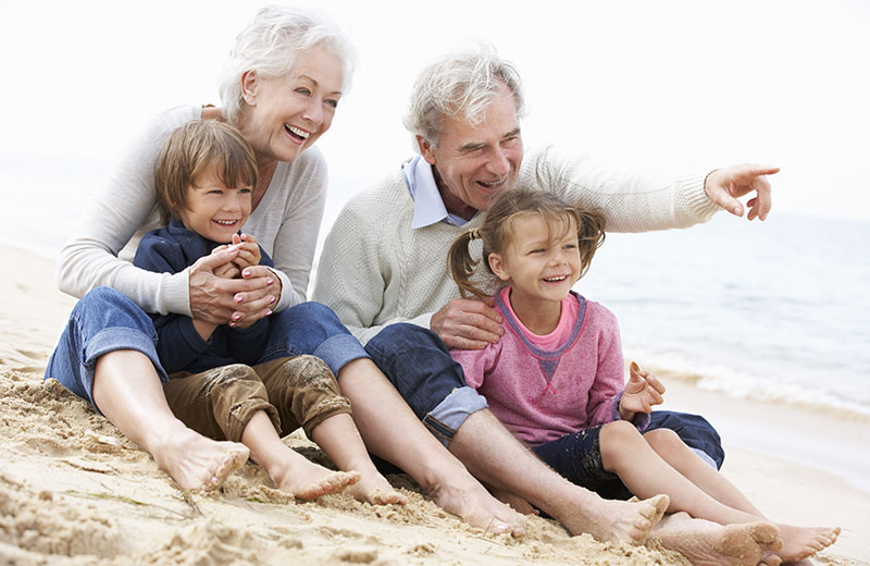 Nonni con nipoti sulla spiaggia