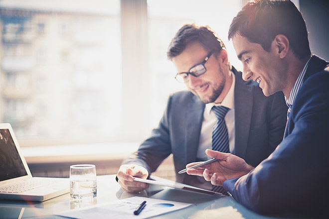 Uomini che discutono affari di lavoro
