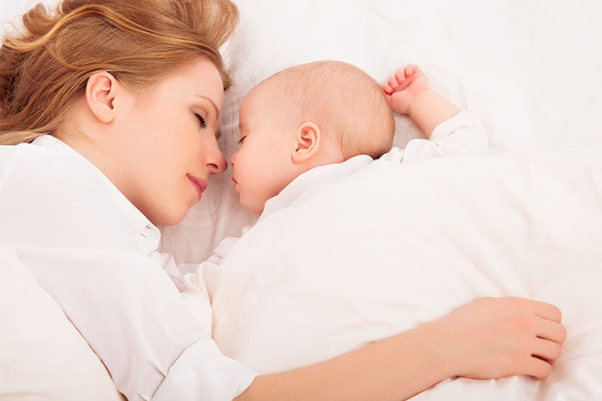 Madre con neonato che dorme