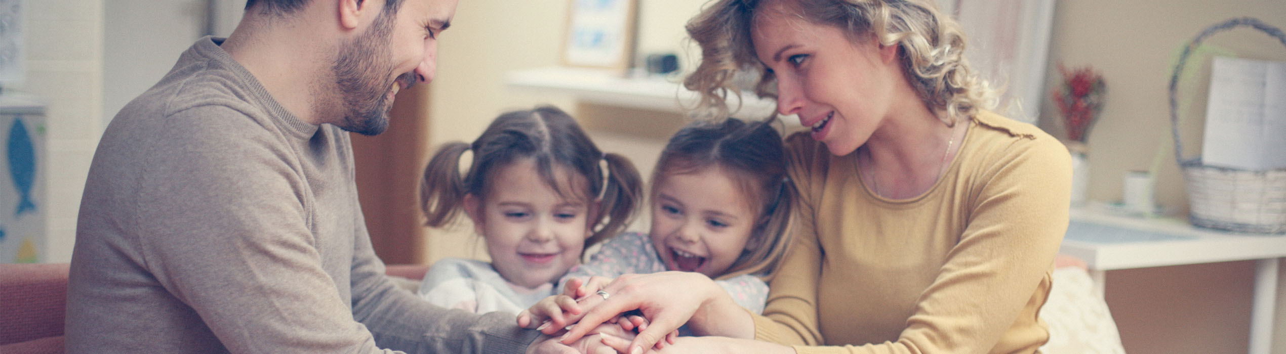 Una bella famiglia con i bambini