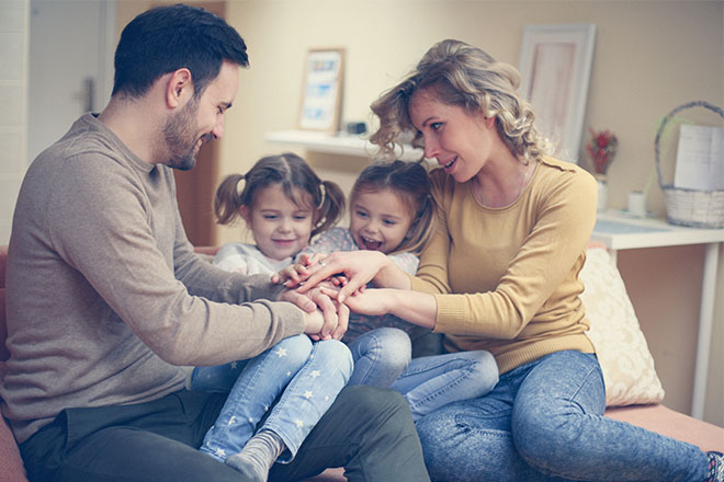Una bella famiglia con i bambini