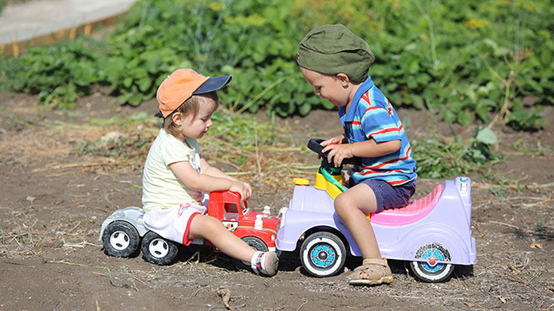 bambini che giocano all'autoscontro