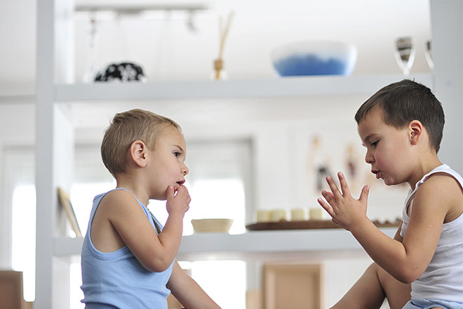 Due fratelli provano una conversazione