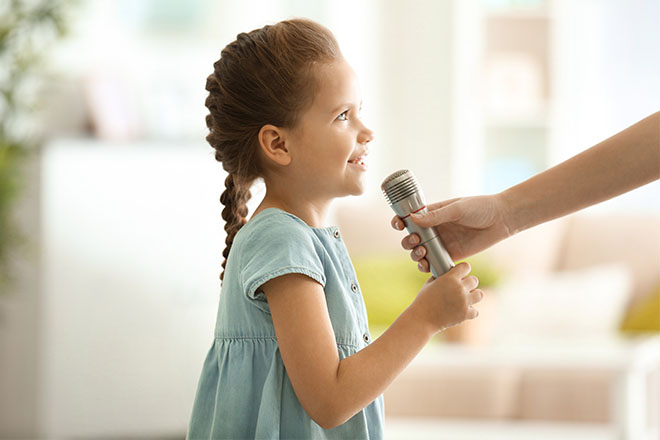 papà insegna a parlare al bambino
