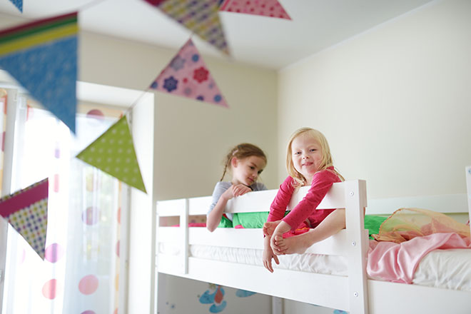 due bambine sul letto a castello