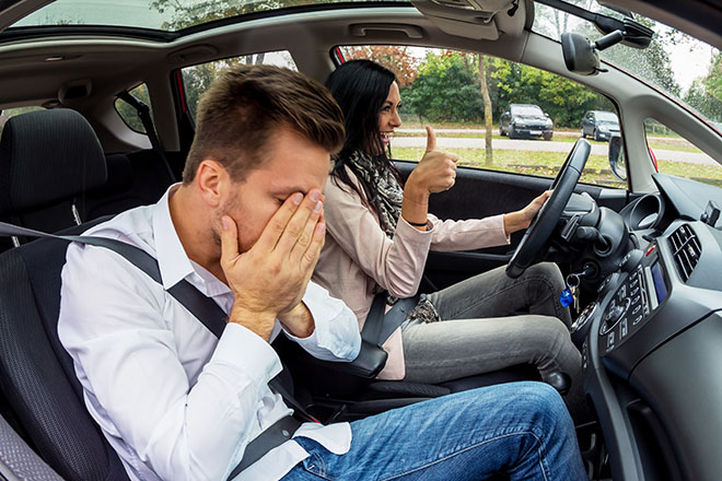 Padre che insegna alla propria figlia a guidare