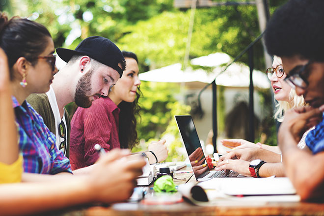 Studenti extracomunitari che studiano insieme