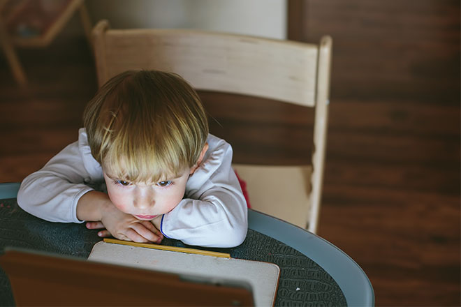 bambino che fa i compiti a casa