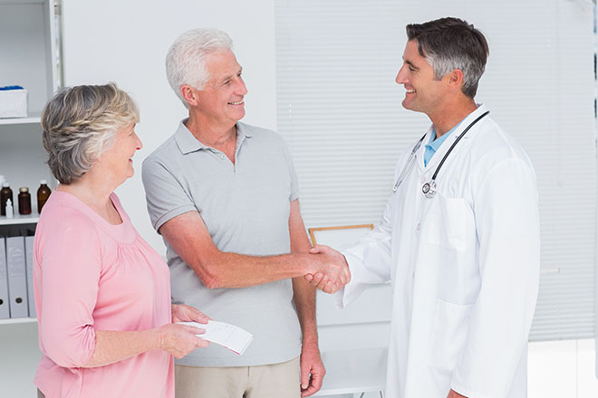 coppia di coniugi over 50 dal medico