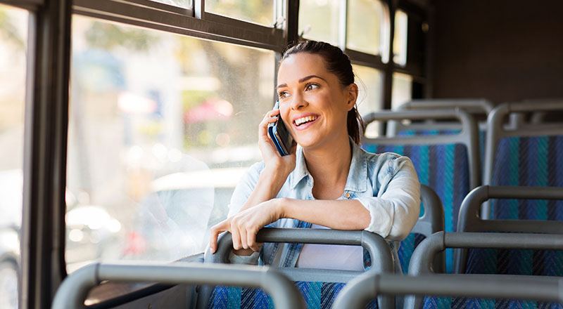 donna che parla al telefono sul pullman