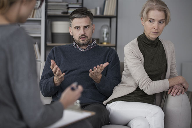 una coppia discute della separazione