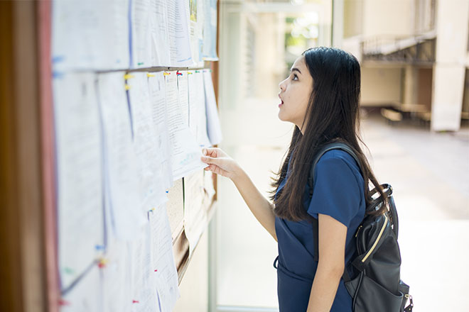 Ragazza di terza media guarda le pagelle