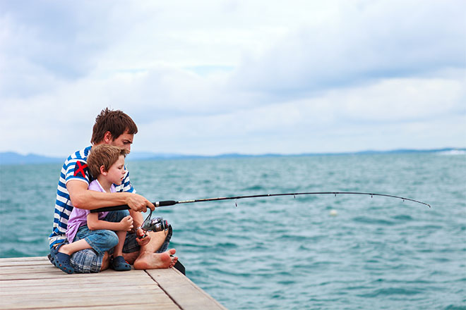un papà single a pesca con il figlio