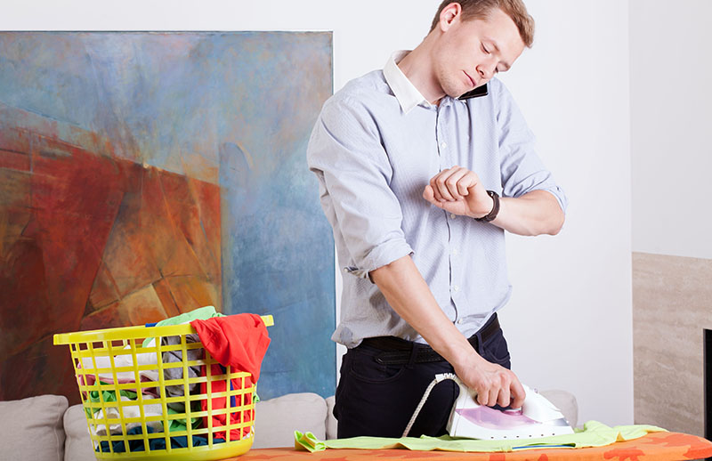 Uomo alle prese con i lavori di casa