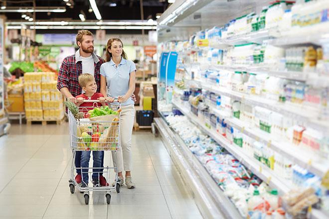 Famiglia al supermercato che fa la spesa