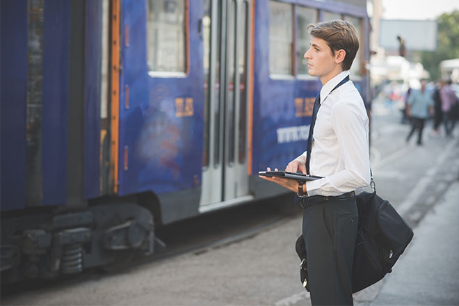 impiegato aspetta il treno