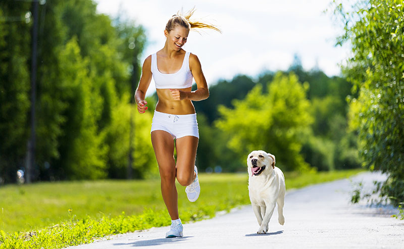 donna che fa jogging con il cane
