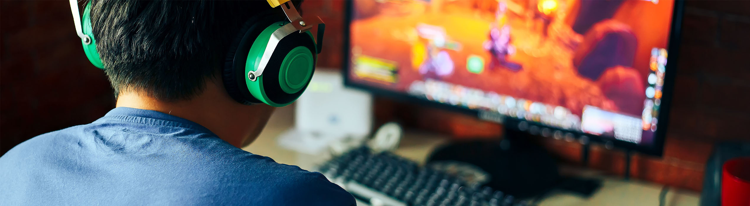 Un ragazzo gioca a un videogame