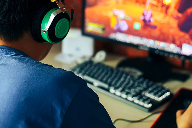 Un ragazzo gioca a un videogame