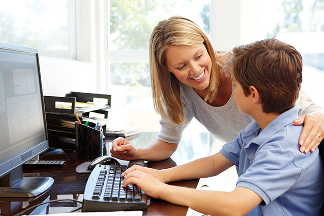 mamma col figlio davanti al computer