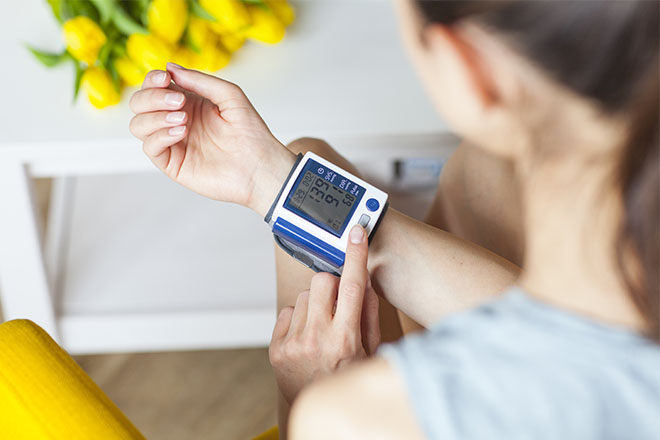 una donna controlla il cuore con un device da polso