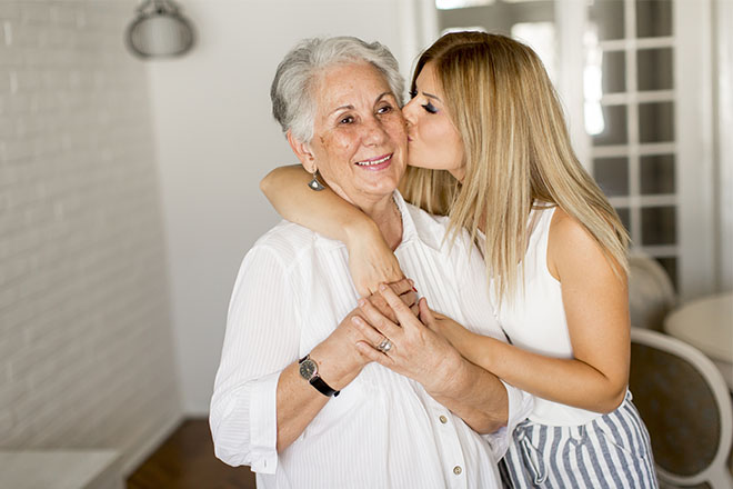 Una giovane abbraccia la madre
