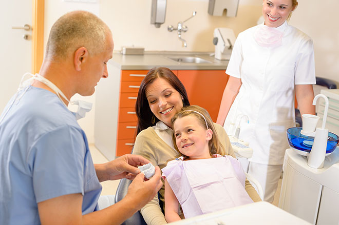 Bambina dal dentista