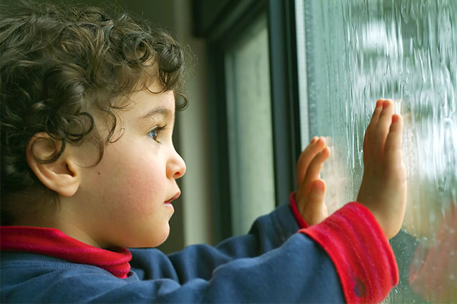 bimbo guarda il temporale al sicuro