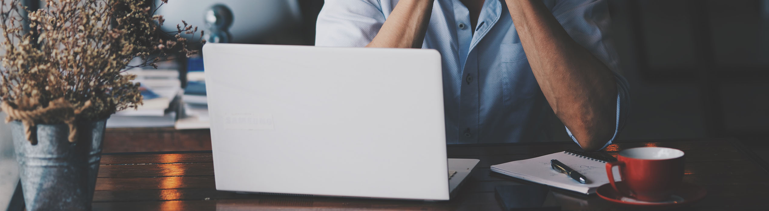 Uomo davanti al computer preoccupato per la sicurezza della sua Wifi