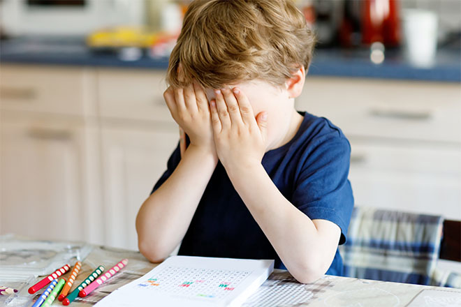 bambino con le mani davanti al volto