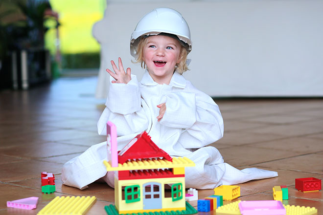 bambina gioca con i lego