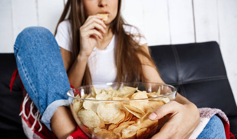 ragazza che mangia patatine