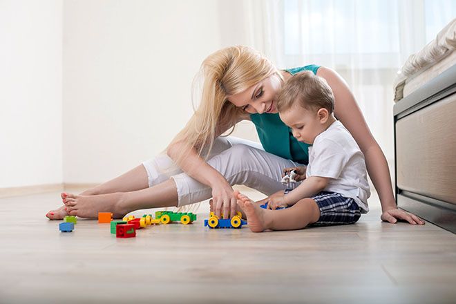 Mamma che gioca con figlio