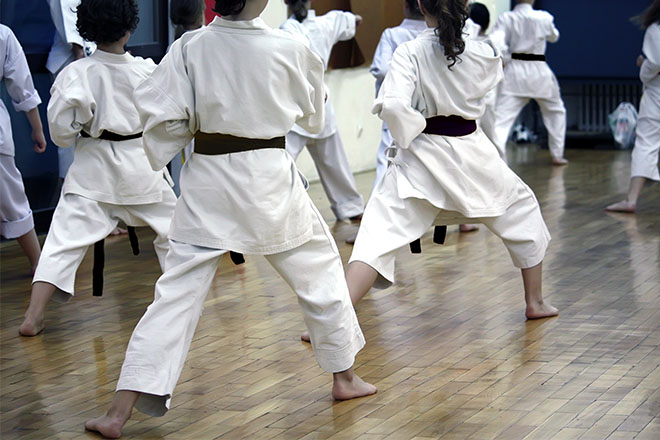 bambini fanno karate