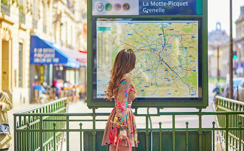 ragazza che guarrda la mappa della metropolitana