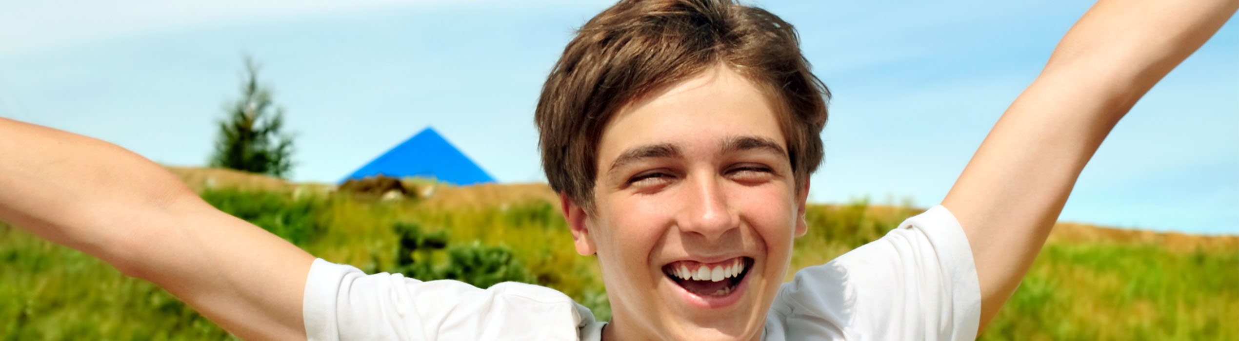 Ragazzo gioca felice