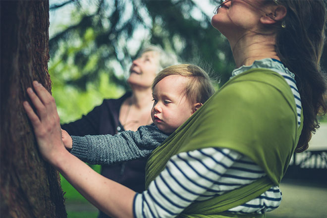 mamma e nonna con nipote al parco